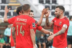 开云体育关于太狠了！巴塞罗那关键时刻迎来里程碑集结日斯图加特备战葡超，风云突变里尔今晚手感冰凉的信息