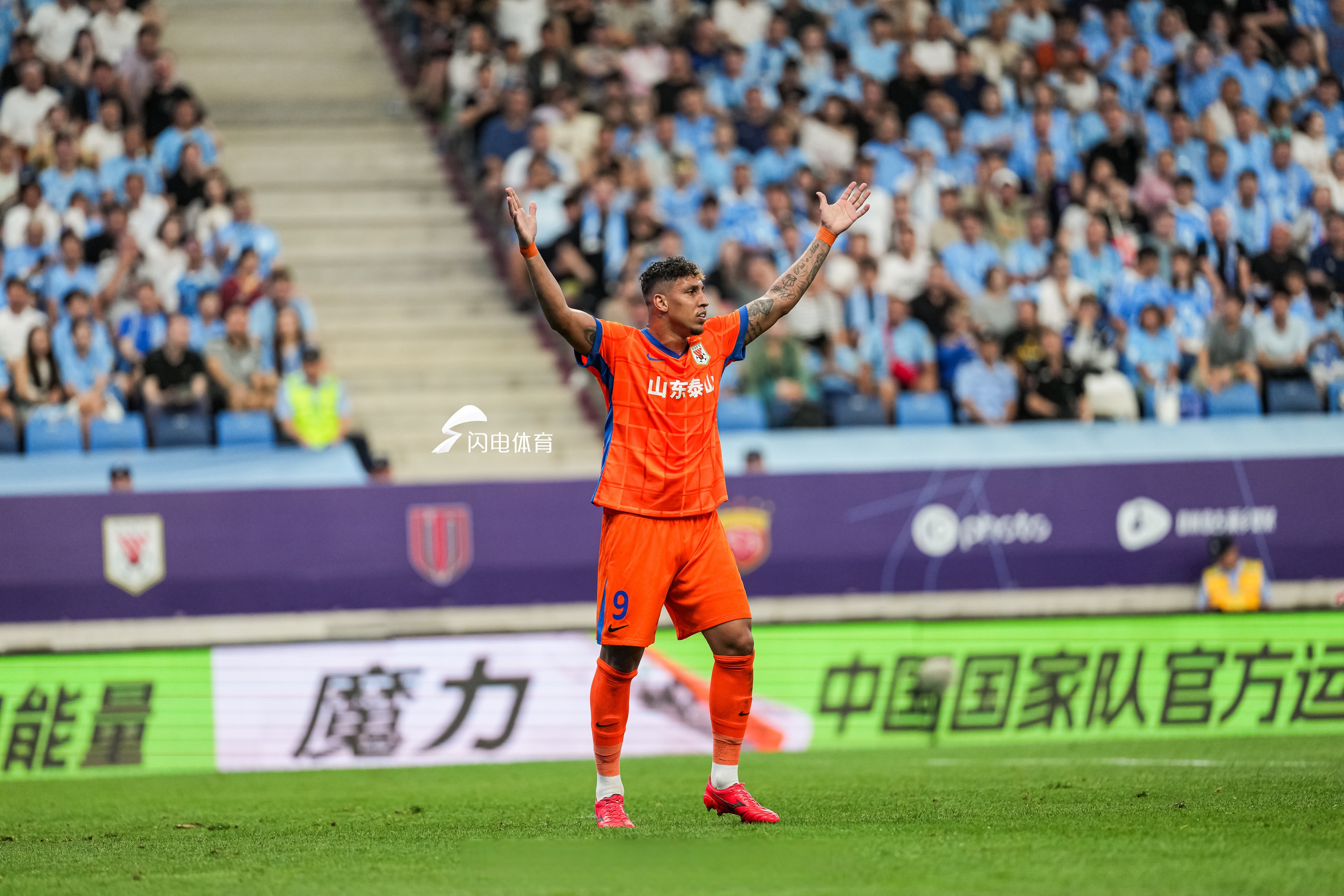 国际比赛日德甲传出新动向；丹佛掘金绝杀压哨；管理层表态——悬念犹存；年轻球员得到机会的简单介绍